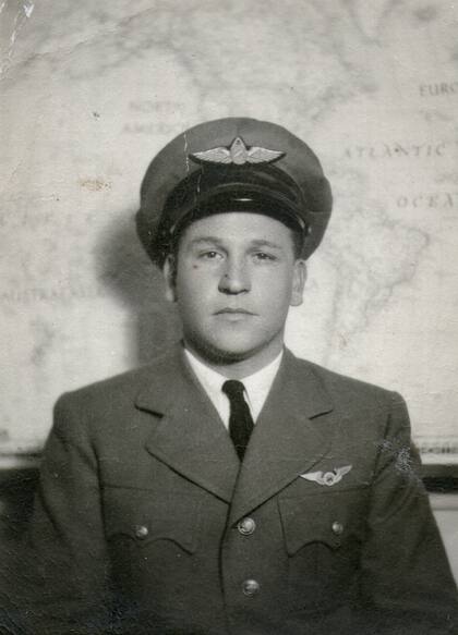 Cdte Whitington, piloto civil comercial en Aeroposta Argentina S.A a su regreso de la Segunda Guerra Mundial. Withington fue elegido por Aerolíneas Argentinas, para realizar el curso de comandante en la primera promoción de la empresa estatal. (Archivo Claudio Meunier).