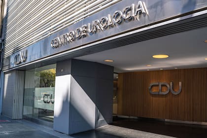 CDU cuenta con 4 quirófanos, 13 habitaciones de recuperación, 12 consultorios, 10 salas de examen físico y procedimientos, sala de litotricia extracorpórea por ondas de choque, sala de estudios urodinámicos y 2 salas de ecografía y análisis clínicos