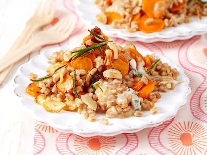 Cebada perlada con zanahorias y queso azul
