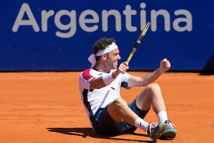 Cecchinato celebra al ganarle a Schwartzman en Buenos Aires.