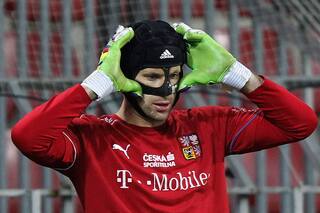 Cech, el baterista que ataja con un casco de rugby