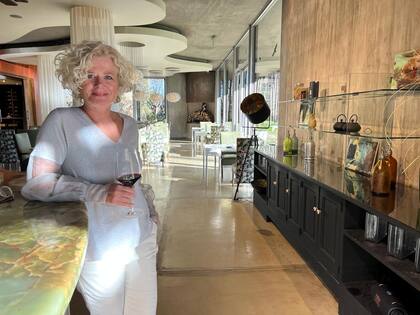 Cecile en el lobby de su hotel, Entre Cielos.