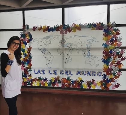 Cecilia Alonso, docente sorda, recuerda que durante mucho tiempo las lenguas de señas estuvieron prohibidas en el mundo, pero que, al tratarse de idioma natural para las personas sordas, poco a poco resurgieron en los distintos países