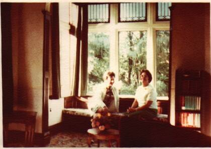 Cecilia Berdichevsky (izq.) junto a Cicely Popplewell (der.) en 1961