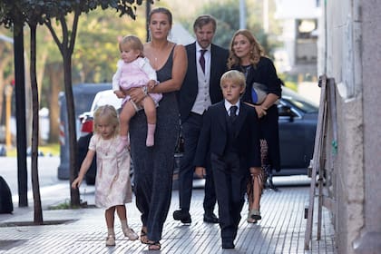 Cecilia Bonasso con sus tres hijos y, un poco más atrás, su marido, Jerónimo Bosch –tío de Tatiana y hermano de Francisco–, charlando con Vanessa Keen, prima de Chema.