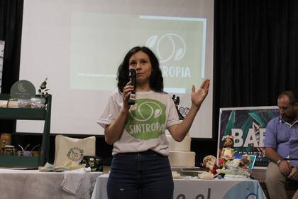 Cecilia Candia, ingeniera agrónoma que apuesta al compostaje y el reciclado, para ayudar a las familias a aprovechar desperdicios como restos de yerba, cáscaras de fruta y más