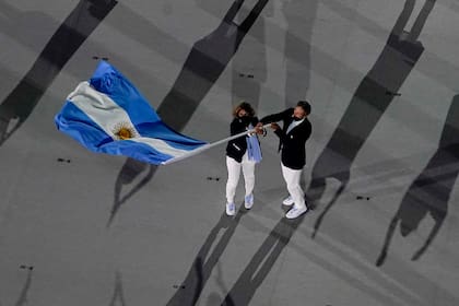 Cecilia Carranza Saroli y Santiago Lange, de Argentina, los abanderados argentinos durante la ceremonia inaugural de los Juegos Olímpicos Tokio 2020.
