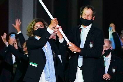 Cecilia Carranza y Santiago Lange, con la bandera de Argentina, durante la ceremonia inaugural en el Estadio Olímpico de  Tokio
