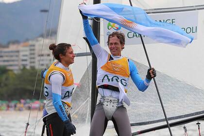 Cecilia Carranza y Santiago Lange, medallistas de oro en vela en los Juegos Olímpicos de Río 2016, serán los encargados de llevar el estandarte nacional en esta edición