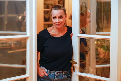 Cecilia Carrizo, en la intimidad de su hogar, pocas horas antes de estrenar Solo te lo quería decir, una obra teatral con las cartas que le escribió a su hermano Martín Carrizo, quien falleció en enero de 2022