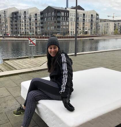 Cecilia Castillo y su novio equiparon su departamento de Copenhague con muebles que la gente dejó en la calle o les regaló; "solo compré las cortinas", cuenta la argentina