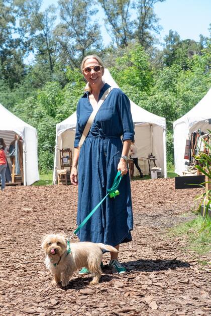Cecilia Clausen y su perro Tolouse en busca de ideas para su jardín.
