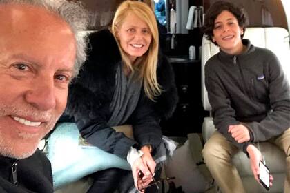 Cecilia con su hijo Máximo Menem y su pareja, el empresario Pepo Daire