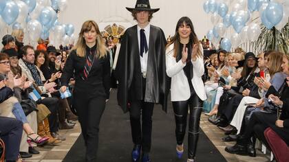 Cecilia de Genaro de Zorzal y Luz Bauza de Terrible Enfant, con el Poncho Patrio Malevo