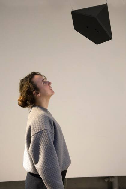 Cecilia exhibe sus obras donde el mercado legitima el arte. Y, por olor y omisión, se destaca.