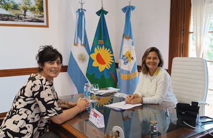 Cecilia Fusari, subsecretaria de Producción del municipio, y María José Gentile, intendente de 9 de Julio