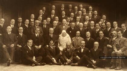 Cecilia Grierson, la primera médica argentina, rodeada de colegas. 1917.