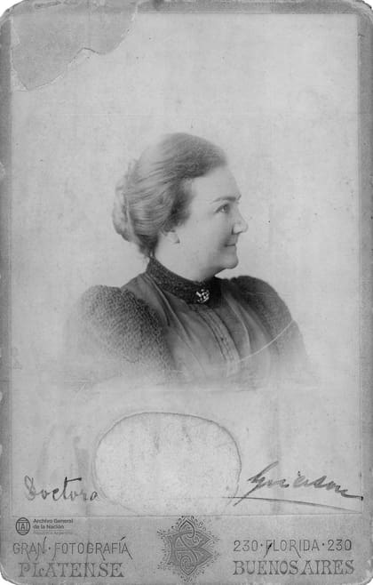 Cecilia Grierson, primera egresada de Medicina.
