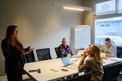 Cecilia, junto a parte de su equipo de trabajo en la oficina que funciona en una de las estaciones de servicio de su pyme