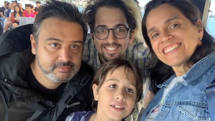 Cecilia junto a su marido, Jose Hodara, y sus hijos, Andy (10) y Lucas (24).