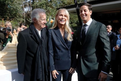 Cecilia junto a su marido y su hijo, que estudia Arquitectura. “Es difícil hacerle regalos a mi mamá, pero ella aprecia mucho todo lo que tenga relación con la Virgen”, dijo Máximo.