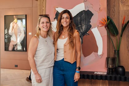 Cecilia Larralde y Marcela Spelzini, participantes de Experiencia Living 2023, durante su visita al departamento ambientado por Julia Saramaga y Cristela Caviglia para Patagonia Flooring
