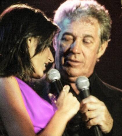 Cecilia Milone junto a Chico Novarro, sobre el escenario tiempo atrás