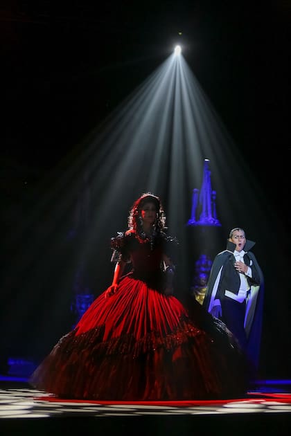 Cecilia Milone y Juan Rodó, con el impactante vestuario del gran musical de Cibrián y Mahler