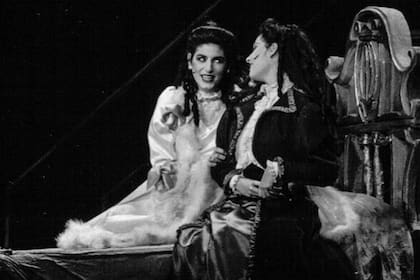 Cecilia Milone y Paola Krum, como Mina y Lucy, en la versión original de Drácula, en 1991