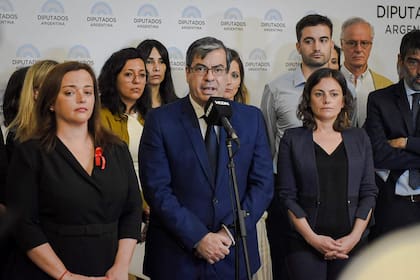 Cecilia Moreau, Germán Martínez y Vanesa Siley, en conferencia de prensa