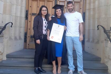 Cecilia (centro) obtuvo su posgrado en la universidad de Adelaida. En la foto está acompañada por sus amigos Yasmin y Vichenzo.