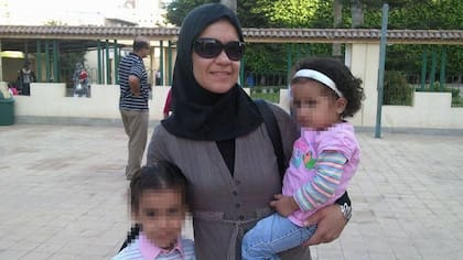 Cecilia Pavón junto a sus dos hijas