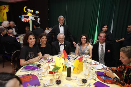 Cecilia Perazzo de Mallea, Florencia Misrai, administradora federal de Ingresos Públicos, y Eduardo Mallea, director general de Aduanas, junto al embajador de los Estados Unidos, Marc Stanley, su esposa Wendy Stanley, y Santiago Fontán Balestra, de Amigos del Bellas Artes