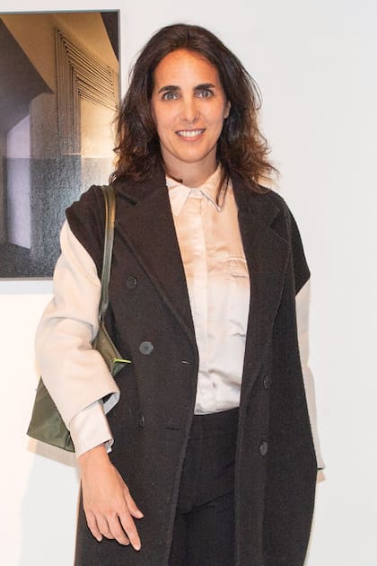 Cecilia Perazzo posa frente a una de las fotografías