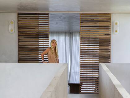 Cecilia Pollio, dueña de casa, en lo alto de la rampa que desemboca en la sala de TV.