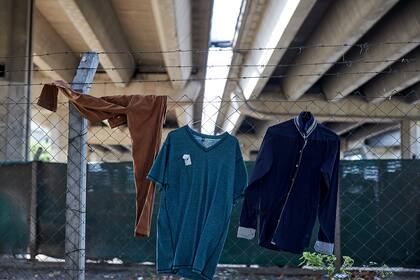 Ropa colgada debajo del puente de Libertador y 9 de Julio