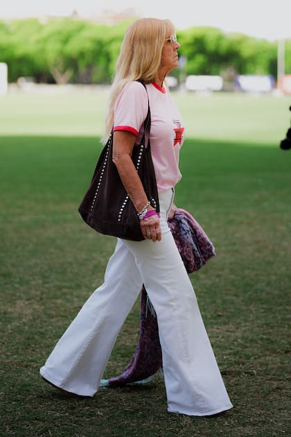 Cecilia Rodriguez Piola de Pieres, con jeans Oxford, remera con el logo de Ellerstina Chapaleufu y bolso de gamuza con tachas