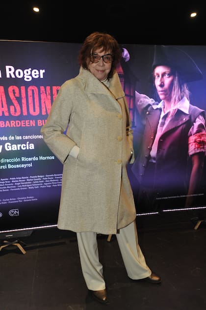 Cecilia Rossetto, de beige y con unos lentes que completaron su look, también dijo presente