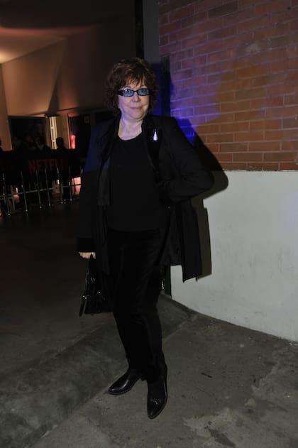 Cecilia Rossetto, de negro de pies a cabeza, también tuvo una participación especial en la serie que promete ser el nuevo éxito argentino de Netflix