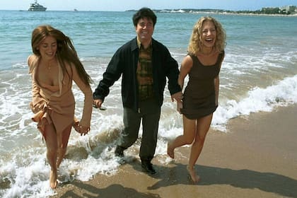 Cecilia Roth junto a Pedro Almodovar y Penelope Cruz, con quienes trabajó en Todo sobre mi madre (1999)