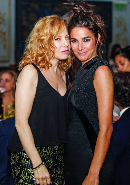 Cecilia Roth quiso posar con Juana y conversó toda la noche con Gaultier, a quien conoció en 1993, en el estreno de Kika, el film de Almodóvar en el que Jean-Paul participó como diseñador de vestuario.