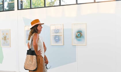 Cecilia Sartorius (hermana menor de Isabel, la novia más recordada del actual rey Felipe VI de España) en la exhibición. El texto curatorial de Aléatoires estuvo a cargo de María Cristina Rossi