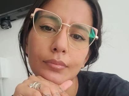 Cecilia Strzyzowski, con el anillo que le regaló César Sena cuando se casaron