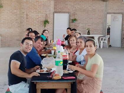 Cecilia Strzyzowski, en una comida con los acusados de su presunto asesinato, los Sena; la foto es de 2022