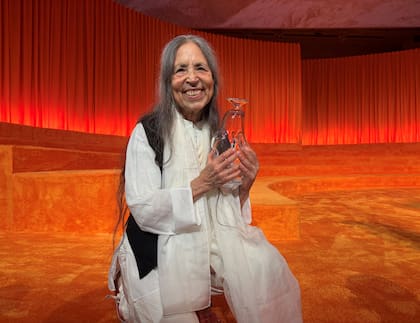 Cecilia Vicuña con su premio otorgado por Art Basel