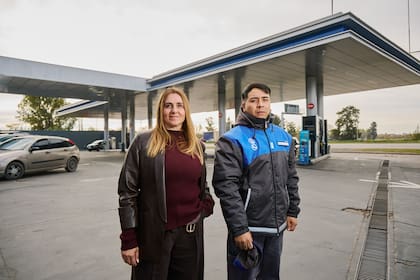 Cecilia y Gastón Fraga, uno de sus empleados, en una de sus estaciones de servicio en Esteban Echeverría
