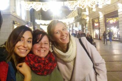 Cecilia y sus amigas serbias en época de Navidad.
