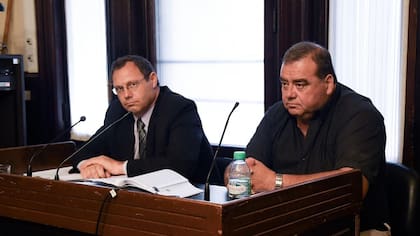 Cecilio Saettone (a la derecha de la imagen) durante el juicio