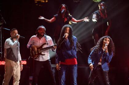 Cedella Marley al lado de su hijo, Skip, en los Premios Juventud 2020. Junto a sus hermanos, Cedella integró la banda Ziggy Marley and the Melody Makers, que ganaron varios Grammys