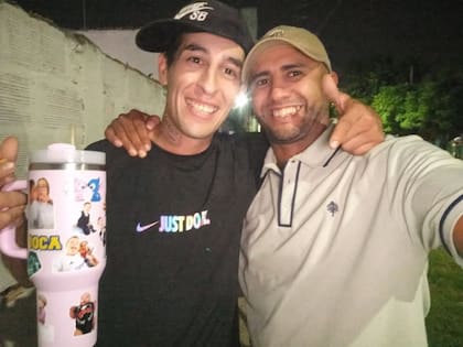 Cejas, a la izquierda, junto a uno de sus amigos durante la última Navidad